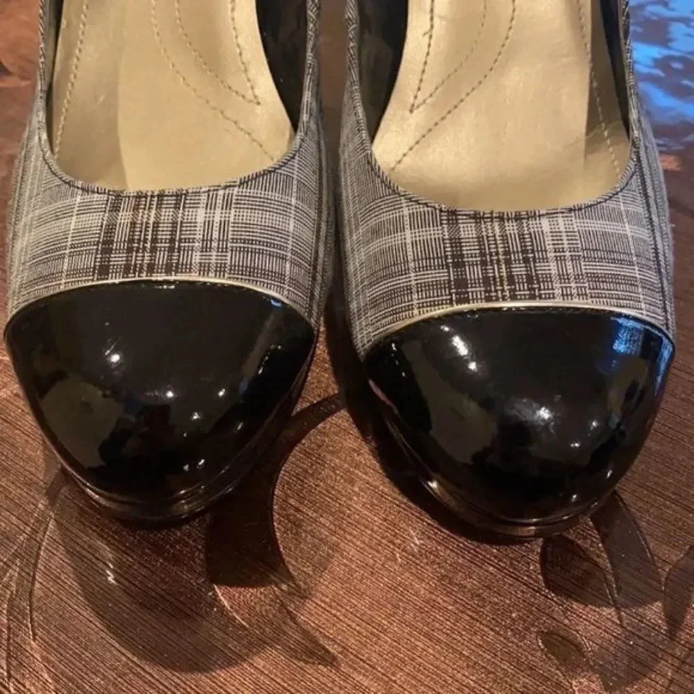 Tahari Laurie plaid pumps